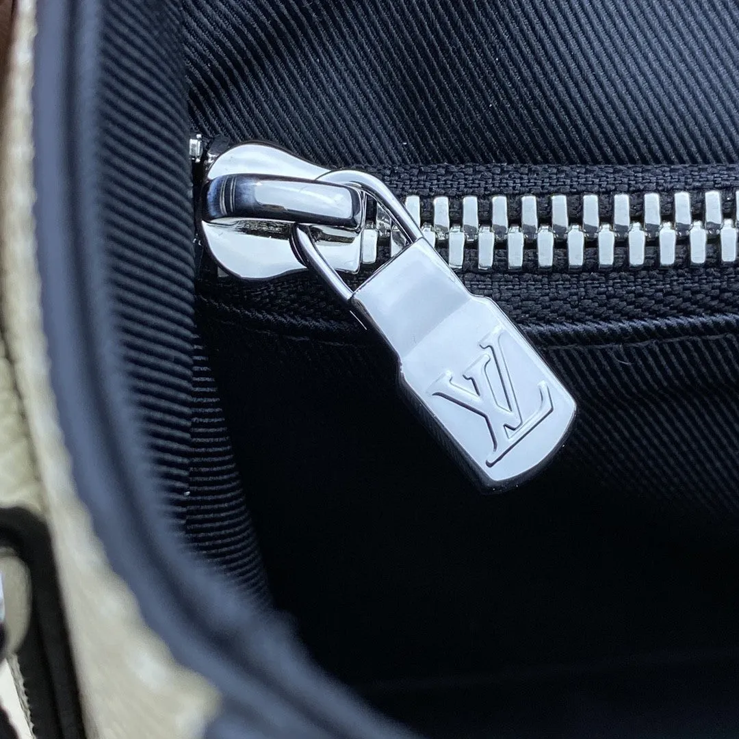 LV New Flap Messenger Bag Taiga White For Men, Bags, Shoulder And Crossbody Bags 11.1in/28.3cm LV 