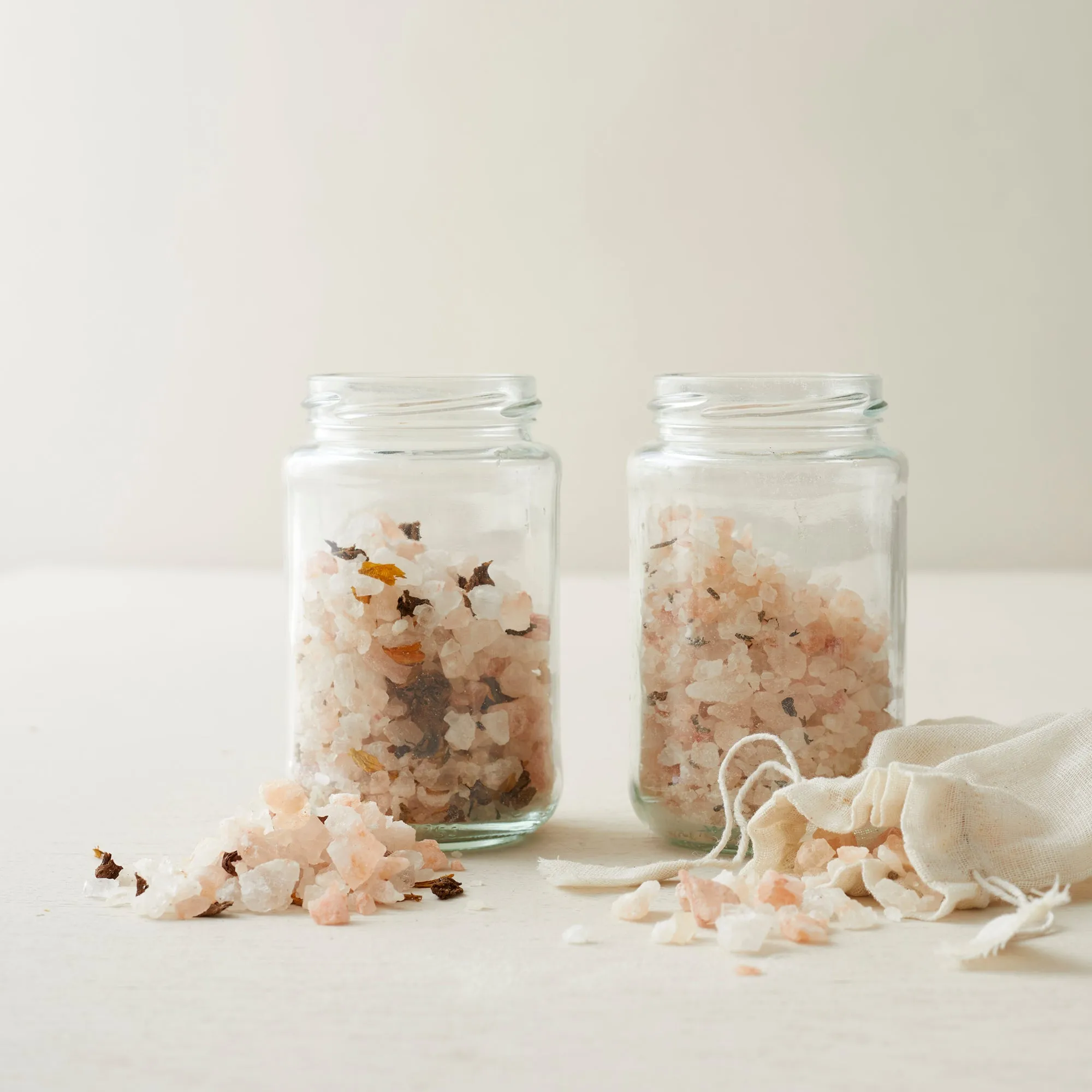 NUNA Relaxing Fragrant Himalayan Salt Bath Soak