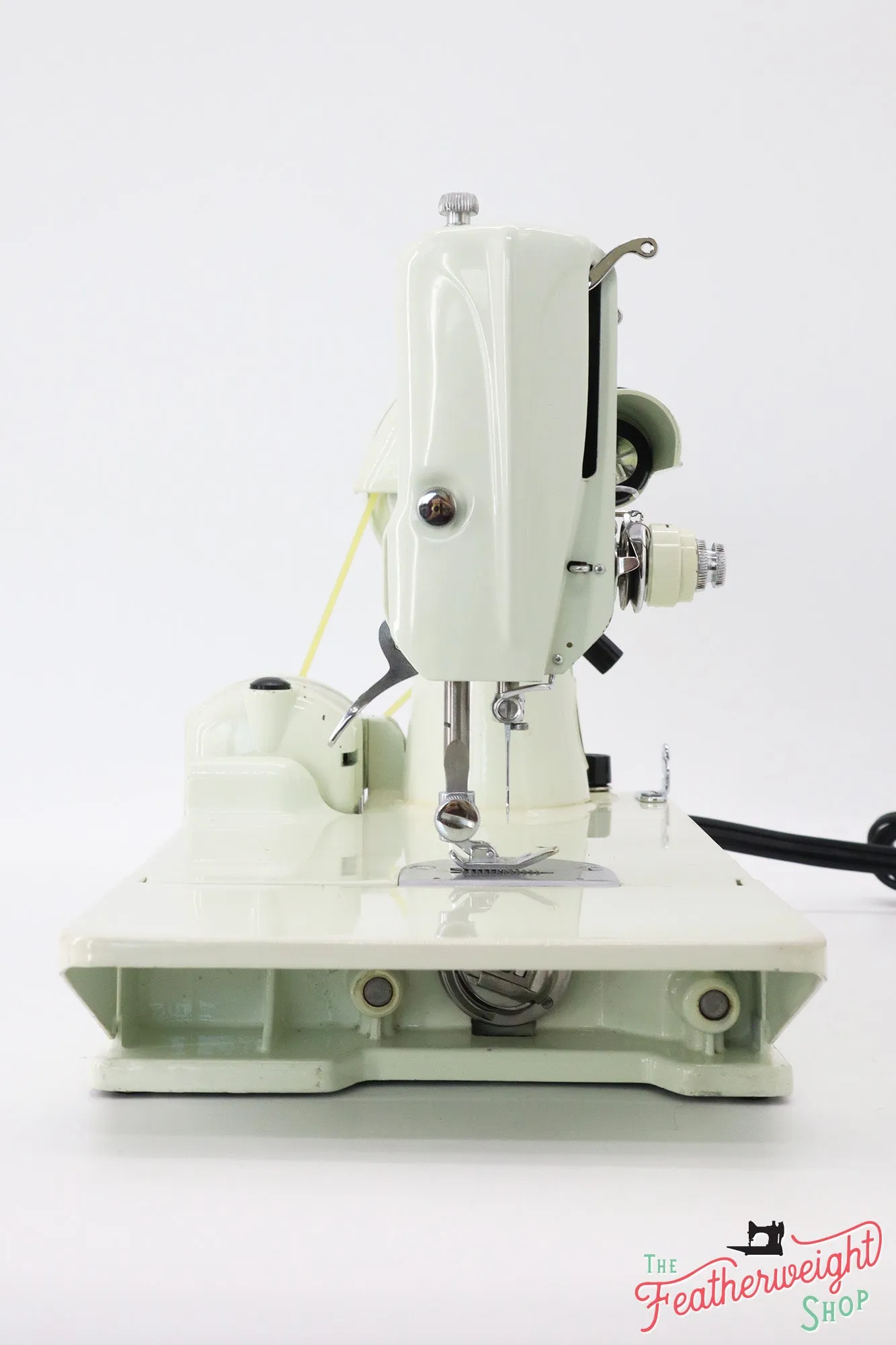 Singer Featherweight 221 Sewing Machine, WHITE - EV915***